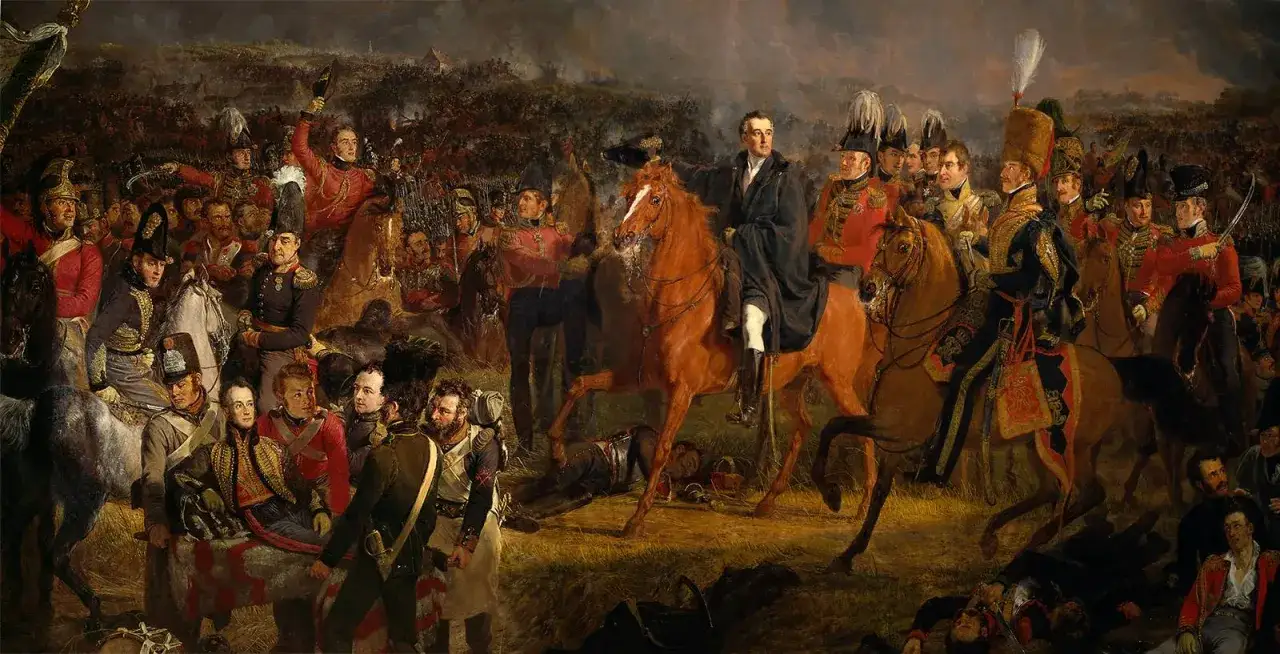 Een epische Waterloo schilderij toont de veldslag met ruiters en soldaten in rode uniformen, te midden van de chaos van de strijd.