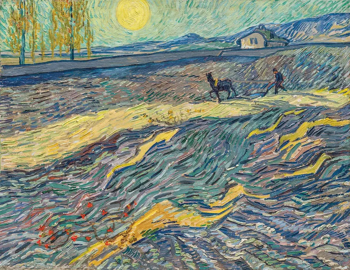 Een boer ploegt met een paard een veld, kenmerkend voor de kunstwerken van Vincent van Gogh. De zon schijnt fel boven een landschap met bomen en een huis.