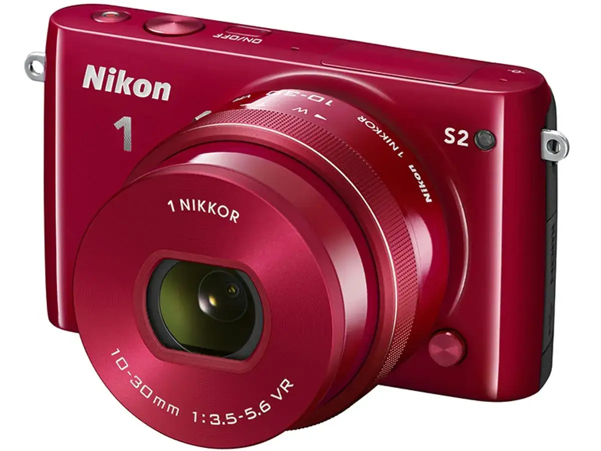 Rode Nikon 1 S2 camera met 1 NIKKOR lens. Compact en stijlvol, klaar om elk moment vast te leggen.