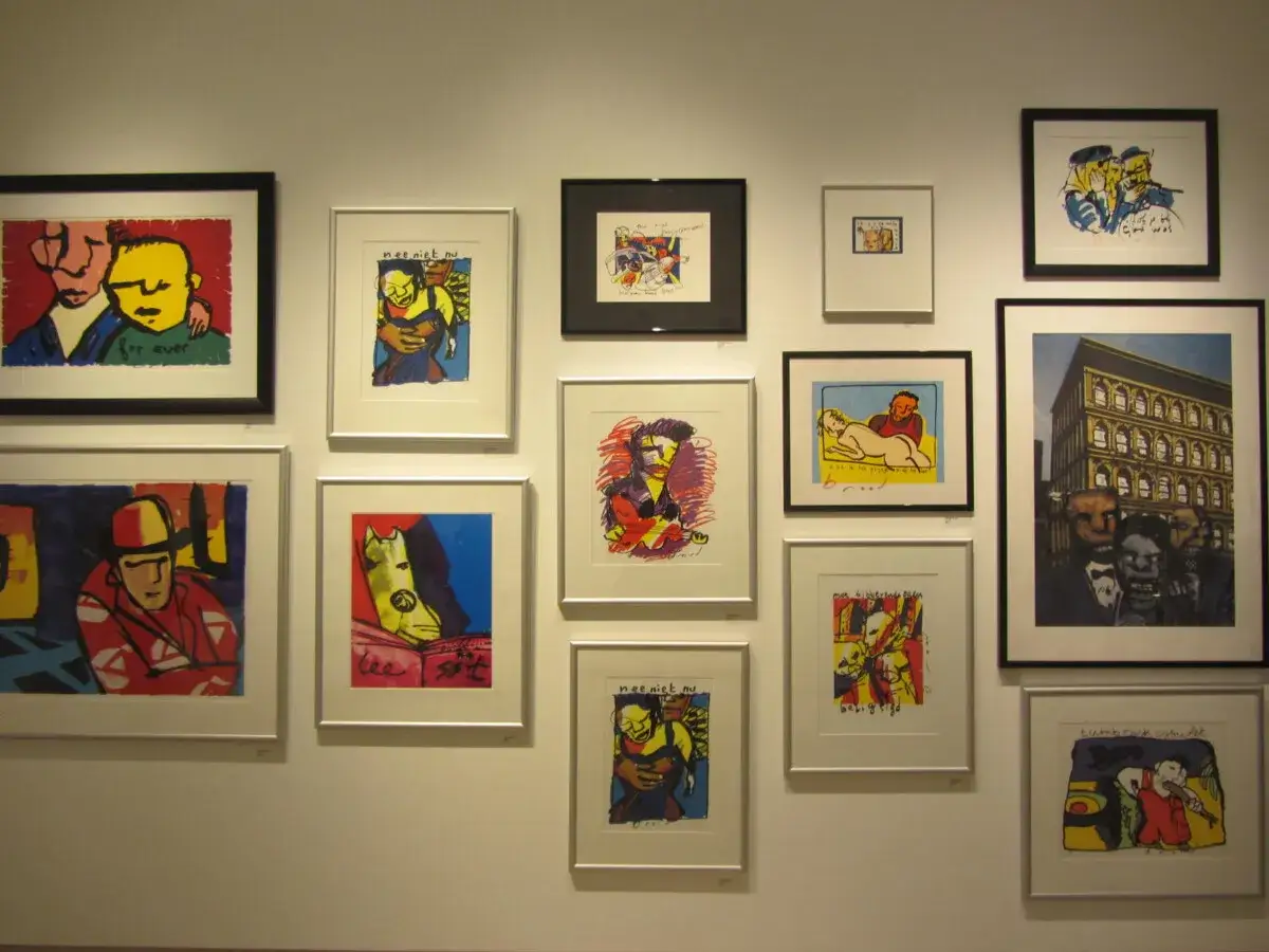 Een muur vol kleurrijke kunstwerken van Herman Brood. Verschillende stijlen en thema's, van portretten tot abstracte figuren.