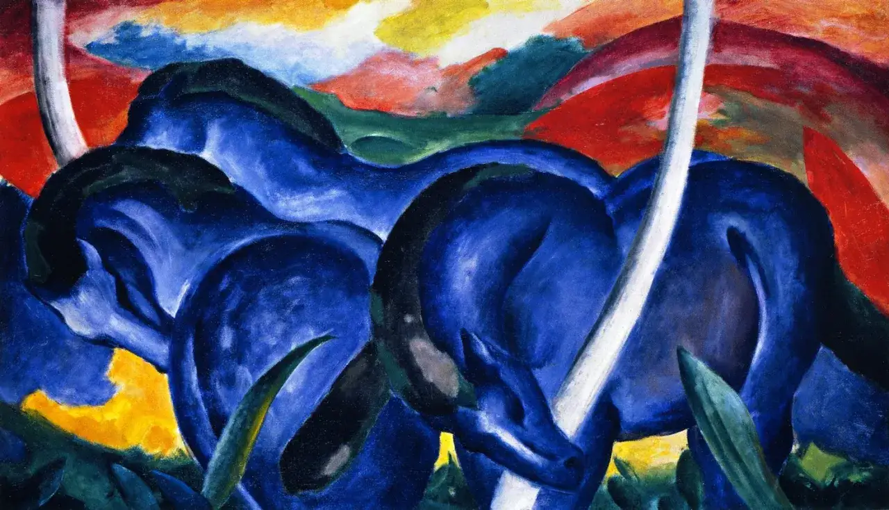 Expressief blauw paard in een levendig, abstract landschap. De paarden lijken te dansen in een droom.