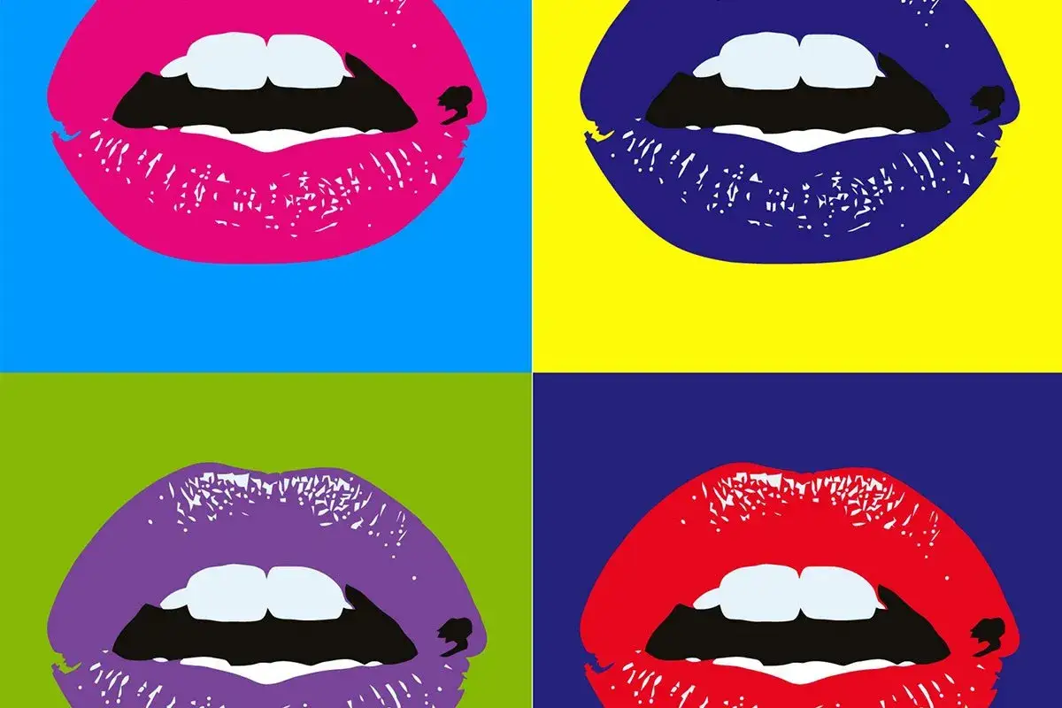 Vier panelen met felgekleurde lippen, kenmerken van pop art. Felle kleuren en herhaling, iconisch.