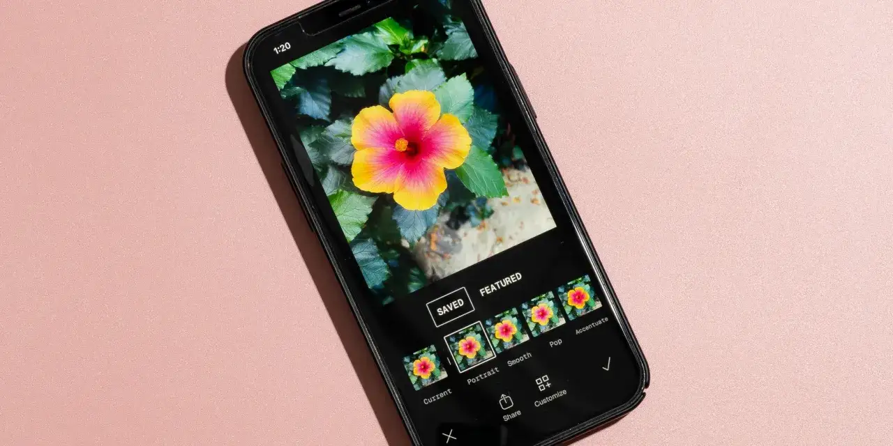Een smartphone toont een bewerkte hibiscusbloem met opties zoals 'Portrait' en 'Pop'. Een gratis photoshop app om je foto's te verbeteren.