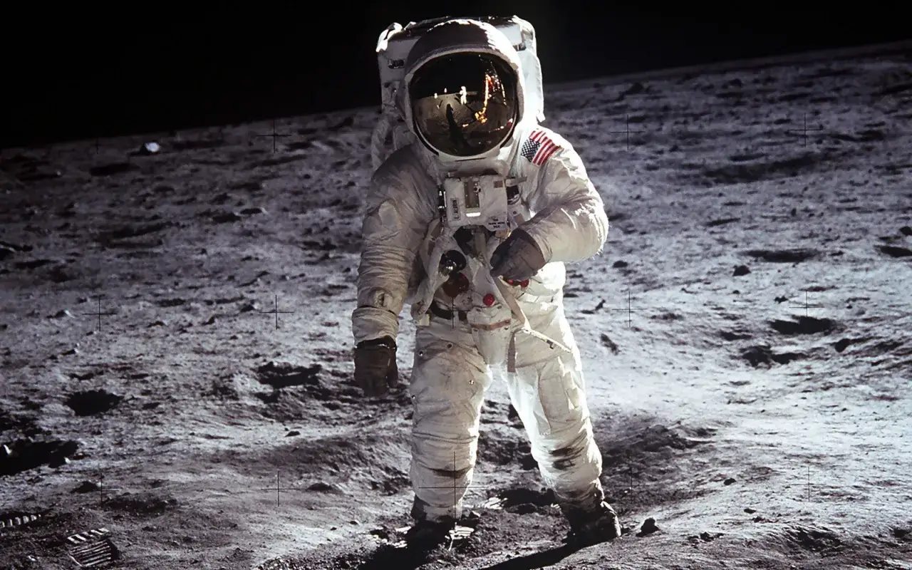 Astronaut Buzz Aldrin op de maan, een iconisch beeld dat velen beschouwen als de mooiste foto ooit gemaakt. De reflectie in zijn helm toont de immense reis.