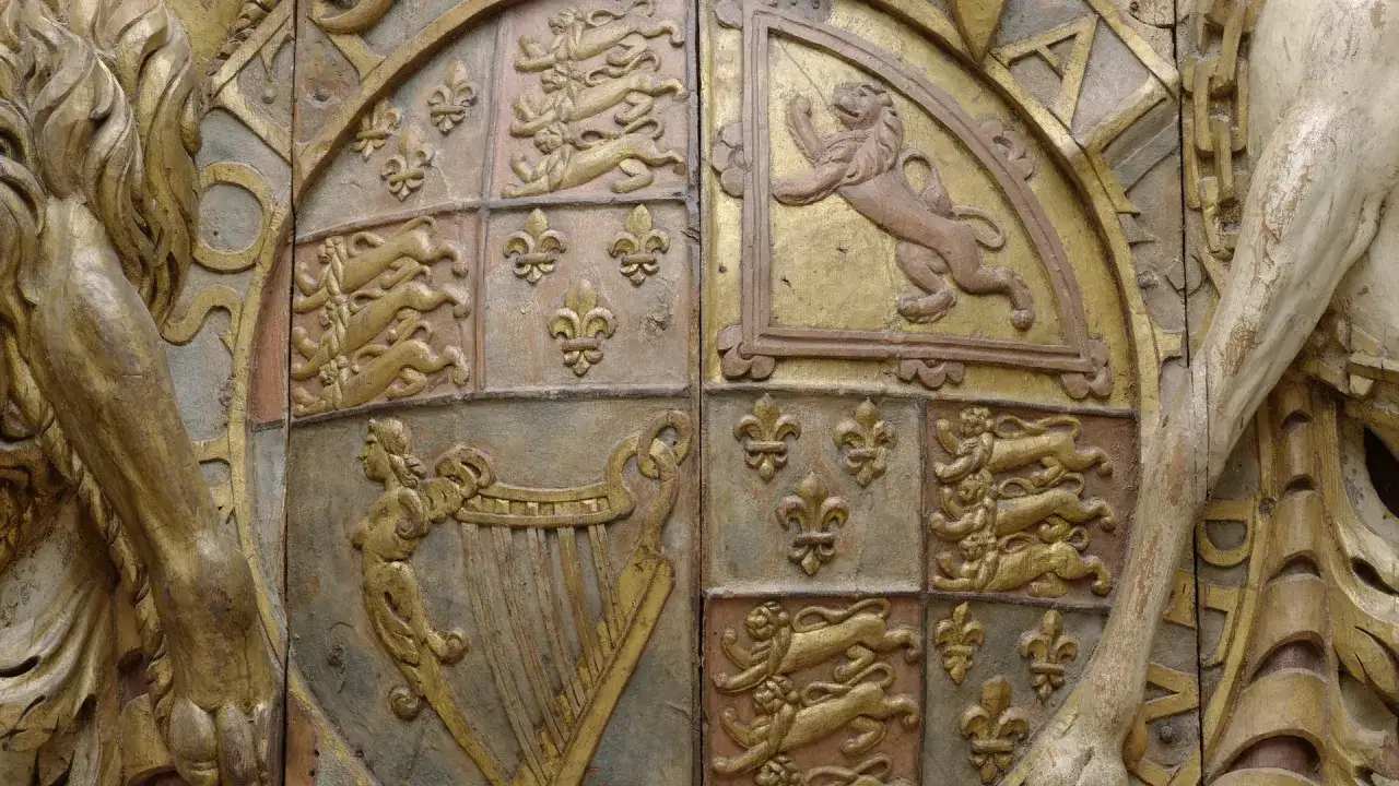 Gedetailleerd wapenschild met leeuwen en een harp, mogelijk deel van een spiegel royal Charles.