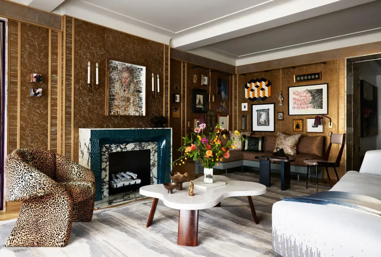 Luxe woonkamer met art deco motieven op de muren, een luipaardprint fauteuil en een marmeren schouw.