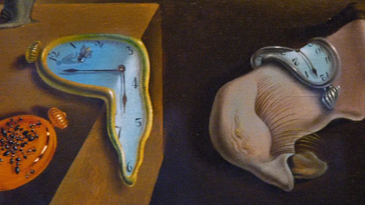 Smeltende klokken, een symbool van la persistance de la m&eacute;moire, drijven op een surrealistisch landschap. Een oranje vrucht ligt ernaast.