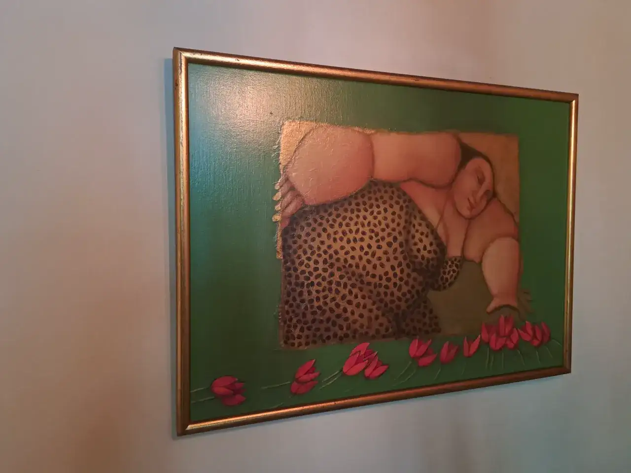 Een schilderij van Ada Breedveld met een slapende, volle vrouw in luipaardprint, omringd door rode tulpen.