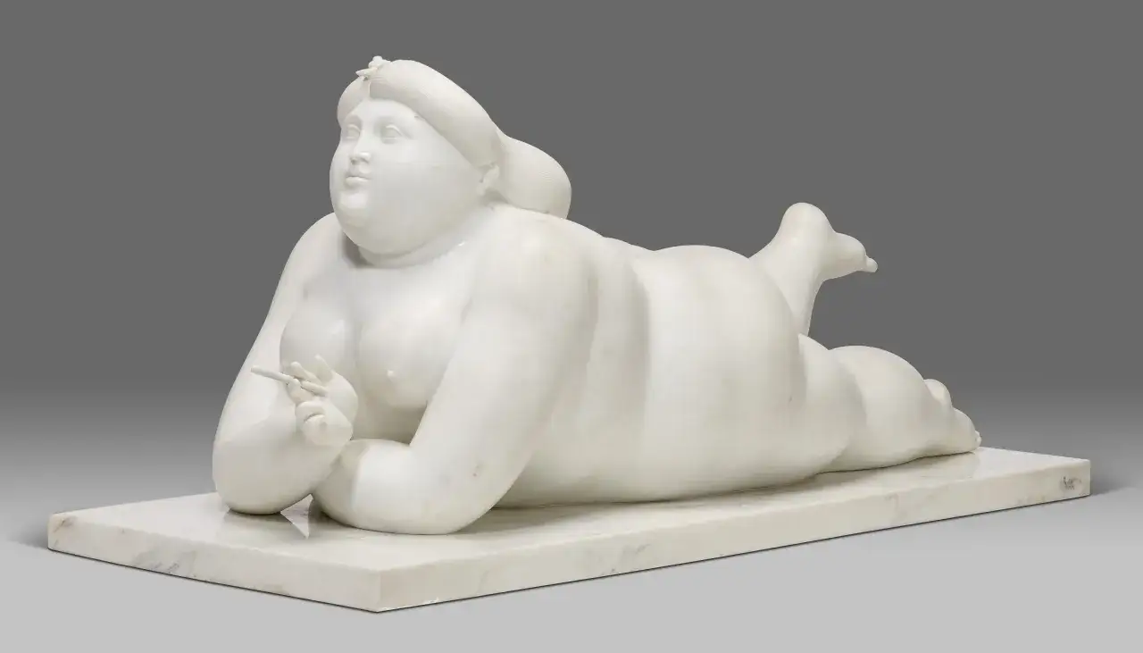 Een marmeren beeld van een voluptueuze vrouw die rookt, een typisch voorbeeld van de kunstwerken van Fernando Botero.