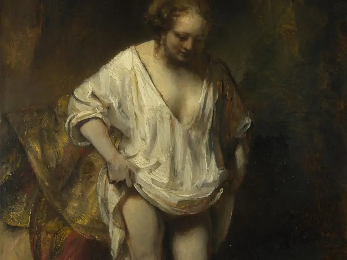 Een vrouw, mogelijk Gesina ter Borch, trekt haar witte jurk omhoog, haar blik naar beneden gericht.