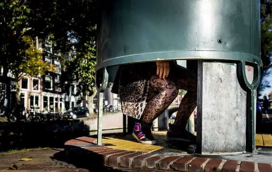Plassende Vrouw Amsterdam - Meer dan alleen een sculptuur?