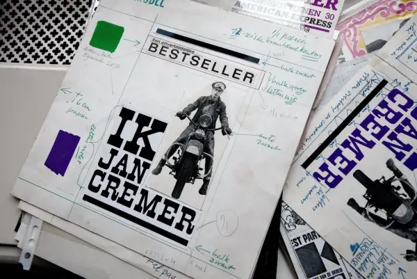 Ontwerp voor een boekcover met Jan Cremer op motor, "Ik Jan Cremer". De tekst suggereert een bestseller en hint naar het Jan Cremer vermogen.