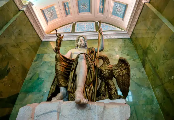 Zittende Zeus, de Romeinse naam is Jupiter, met adelaar en Nikè. Groene marmeren muren en een versierd plafond.