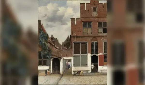 Het straatje van Vermeer toont een rustige Delftse straat met bakstenen huizen, vrouwen bij de deuropening en een hondje.