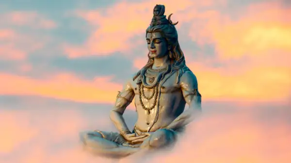 Meditatie van Shiva, een centrale godheid in het hindoeïsme, omringd door zachte, kleurrijke wolken bij zonsondergang.