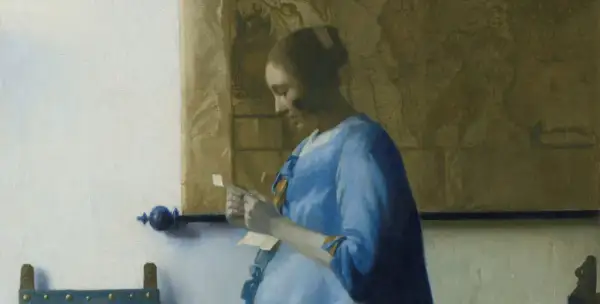 Een brieflezende vrouw in het blauw, verdiept in haar post. De kaart achter haar suggereert een wereld van avontuur.
