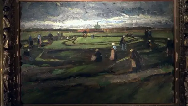 Een veld met werkende mensen, een typisch tafereel uit de kunstwerken van Vincent van Gogh. De donkere, dramatische lucht boven het landschap.