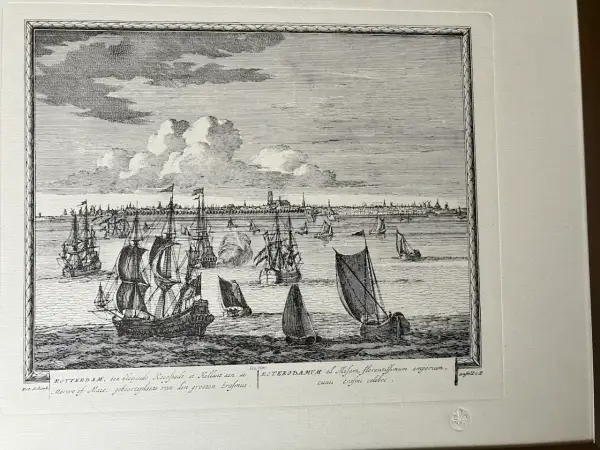Zeegezicht met schepen voor Rotterdam, een bloeiende koopstad. Een gravure van Peter Schenk, met de geboorteplaats van Erasmus.