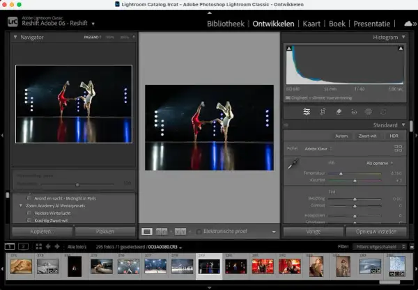 Twee dansers in een handstand op een podium, bewerkt in een gratis Photoshop app-achtige interface.