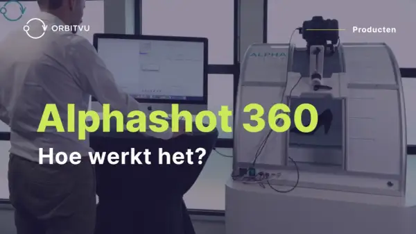 Een man bekijkt een 360 graden foto van een product op een computer. De Alphashot 360 is een productiesysteem voor 360 graden productfotografie.