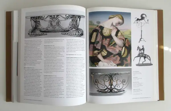 Een boekpagina met een schilderij van een vrouw en een konijn, en foto's van meubels en sculpturen met art deco motieven.
