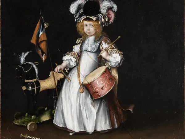 Gesina ter Borch, een kind met trommel en stokken, staat naast een speelgoedpaard en vlag.