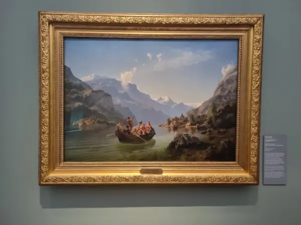 Schilderij met een boot vol mensen op een meer, omringd door majestueuze kunst bergen.