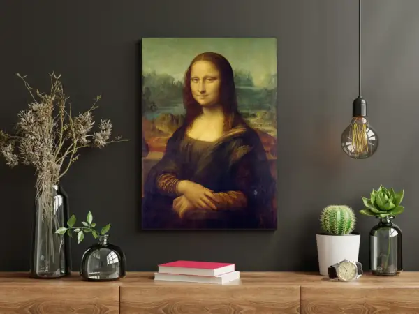 De Mona Lisa, een iconisch schilderij met een mysterieus jaartal, hangt boven een houten meubel met decoraties.