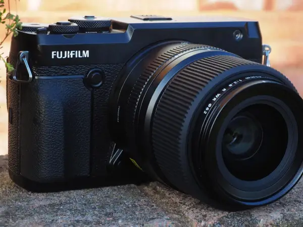 Zwarte Fujifilm GFX 50R camera met lens, klaar voor het vastleggen van elk moment.
