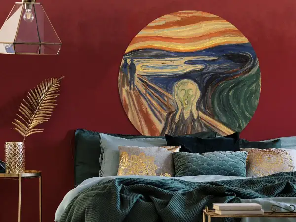 Iconische kunst aan de muur: de schreeuw, met een bed vol luxe kussens en een gouden palmblad.