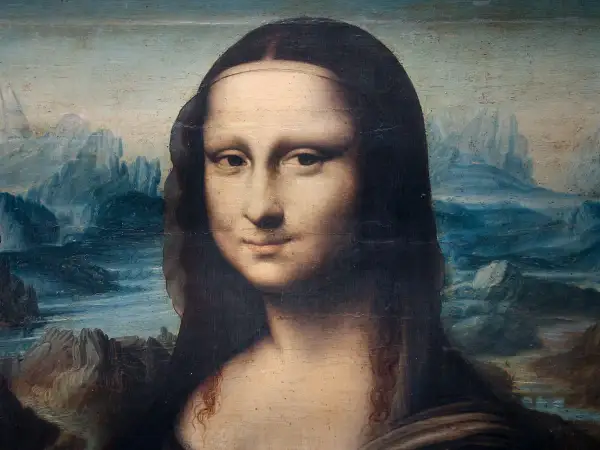 Het beroemde schilderij van Leonardo da Vinci, de Mona Lisa, met haar iconische glimlach en een mysterieus landschap op de achtergrond.