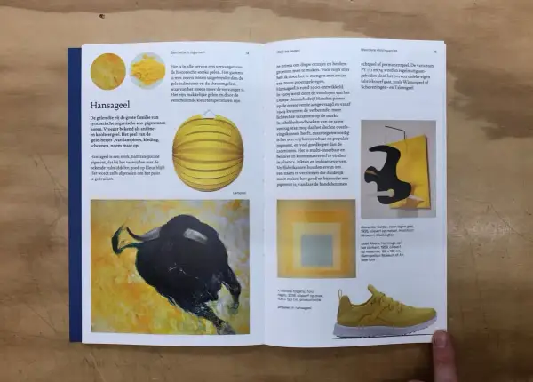 Een schilderij van Monica Rotgans met een stier, een gele lampion en een gele sneaker, allemaal in hansageel.