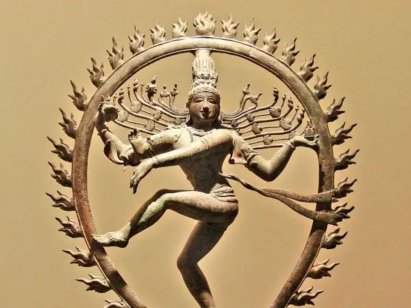Bronzen beeld van Shiva Nataraja, de dansende god, omringd door een vlammende aureool.